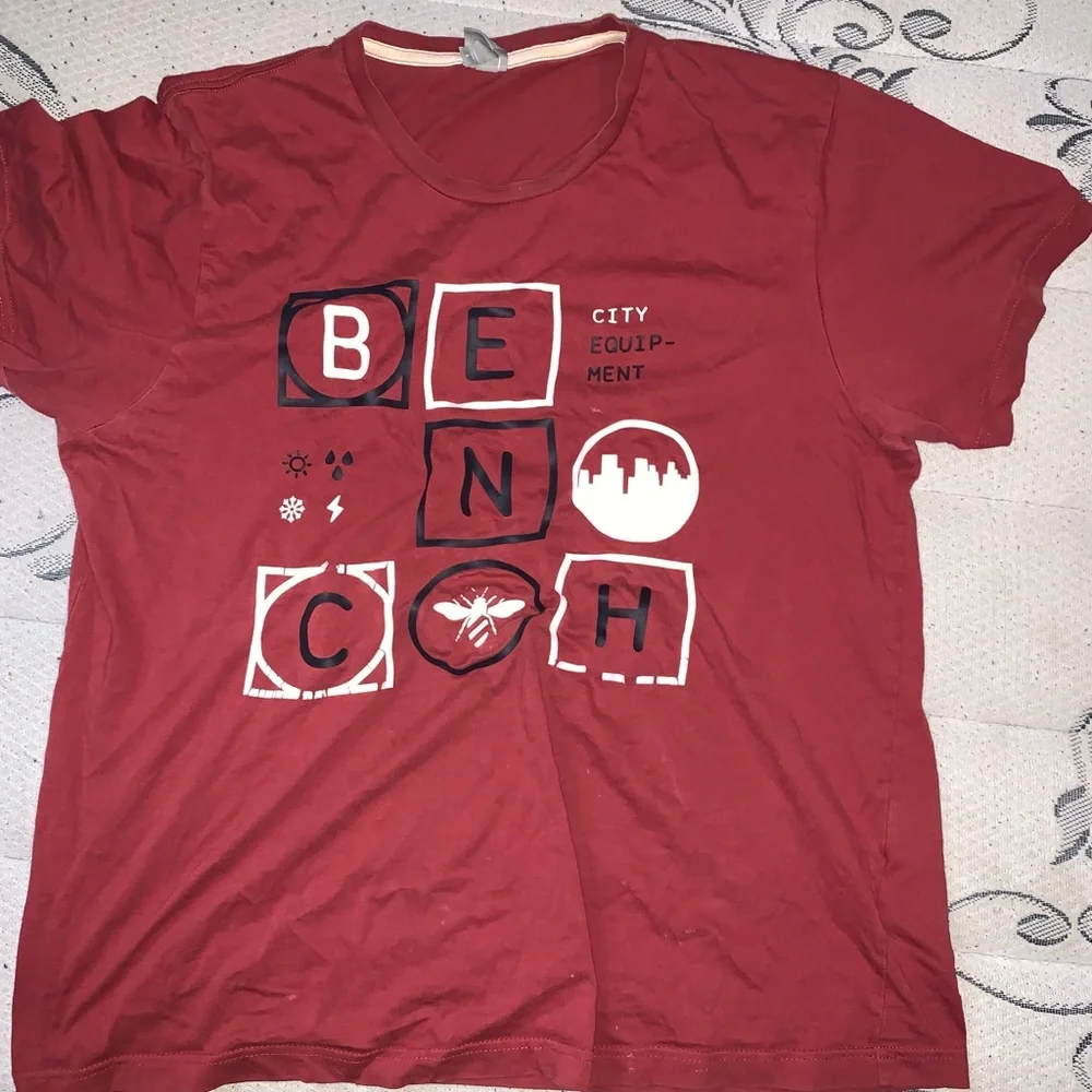 Bench tee - Picture 1 of 3